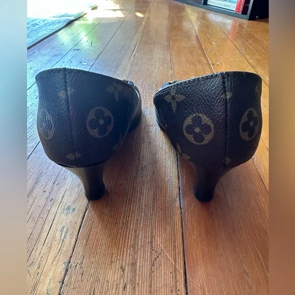 Louis Vuitton Black and Brown Heels with Gold Accent - Picture 4 of 9